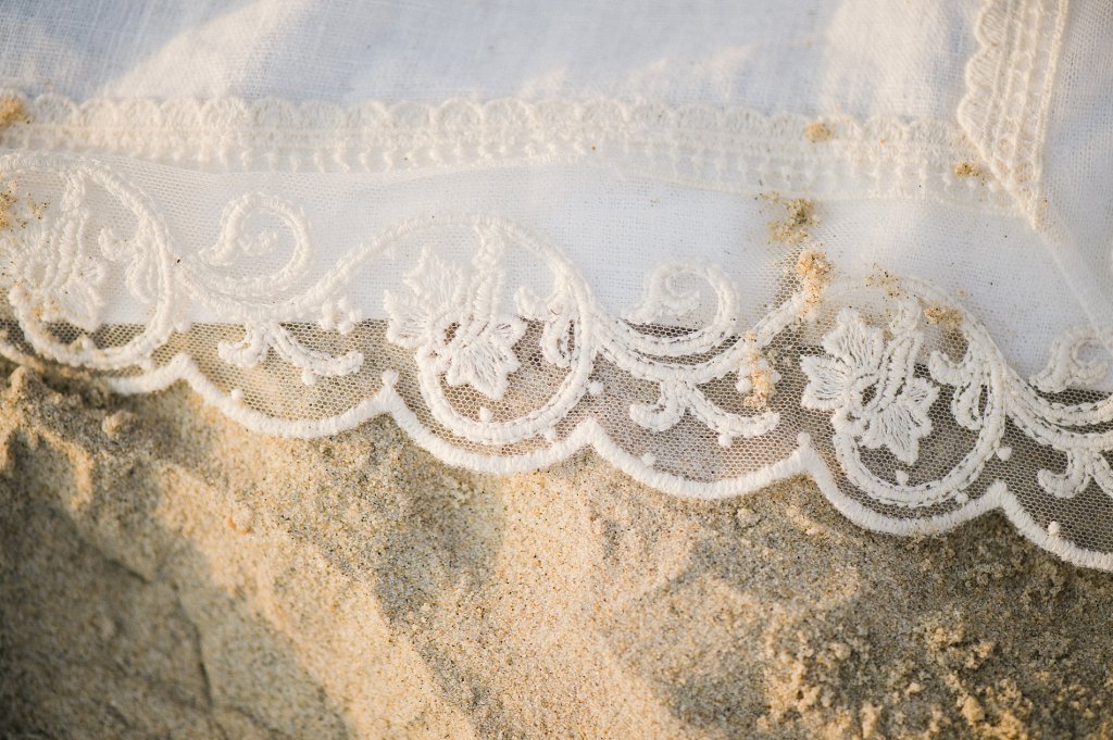 Photo Details einer Spitzentischdecke am Strand